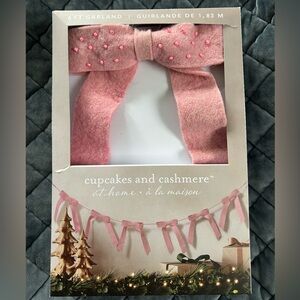 NIB Cupcakes and Cashmere Viral Felt Bow Garland